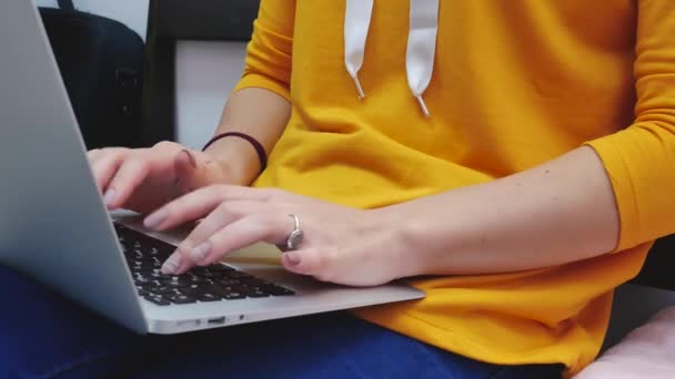 Woman typing on a laptop - Felvétel, videó