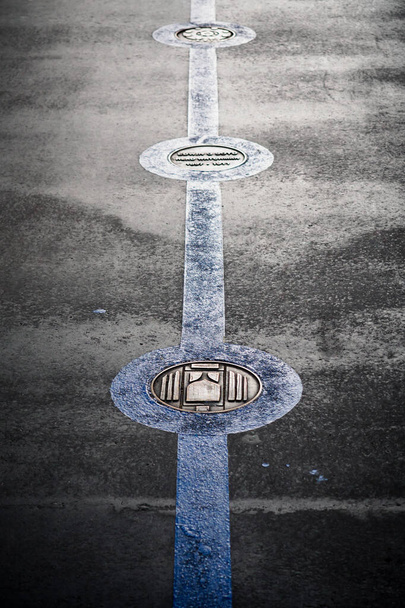 Medallón en el suelo del puente de la Torre
 - Foto, imagen