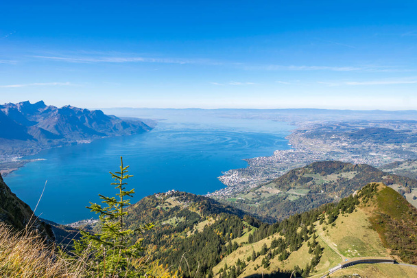 スイスのジュネーヴ湖(ラック・レマン)の美しい風景写真。岩（英語版）(Roches de Nae)から撮影。信じられない青い水 - 写真・画像