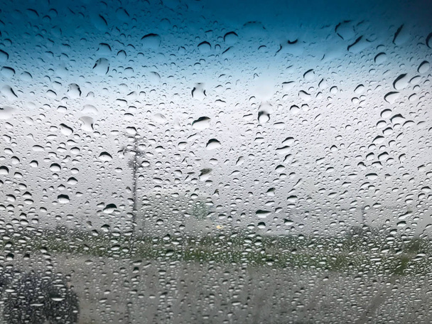 auton ikkuna sadepisaroilla - Valokuva, kuva