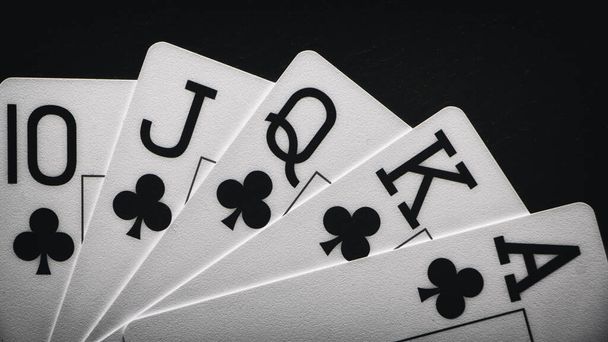 Royal Flush na černém pozadí, velmi vzácné pokerové karty - Fotografie, Obrázek