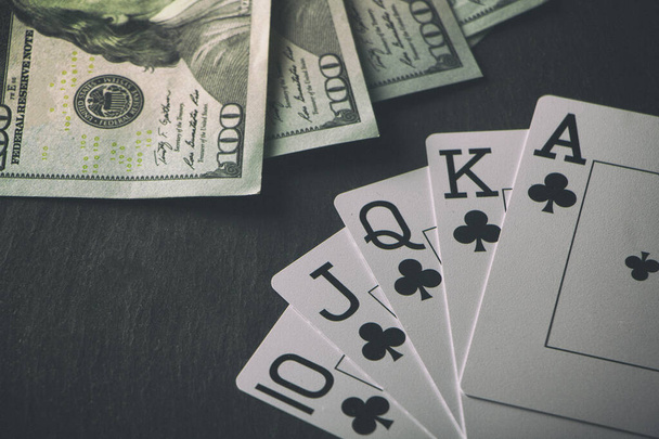 Royal Flush sobre um fundo preto, uma mão de poker muito rara
 - Foto, Imagem