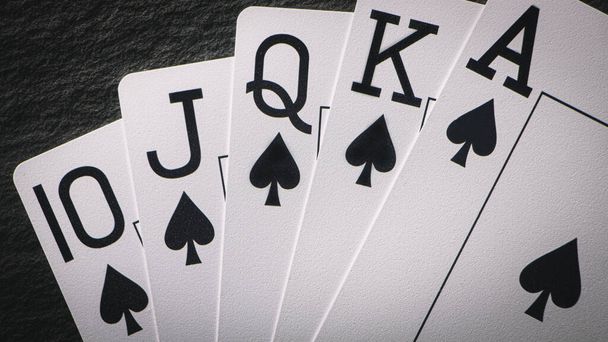 Royal Flush auf schwarzem Hintergrund, eine sehr seltene Pokerhand - Foto, Bild