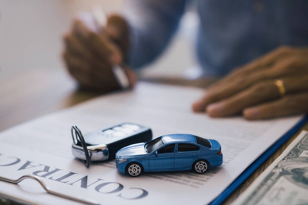 Новые покупатели автомобилей подписывают контракты на покупку автомобилей
. - Фото, изображение