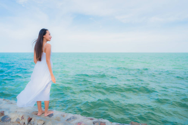 Retrato hermoso asiático mujeres alrededor de playa mar océano con feliz
 - Foto, Imagen
