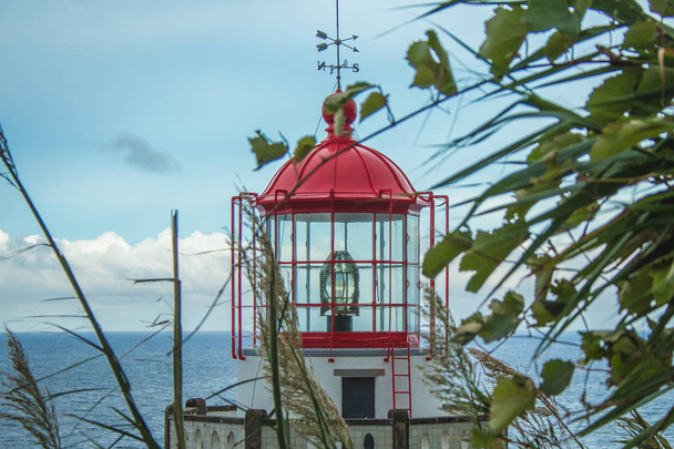 Latarnia morska Arnel niedaleko Nordeste na wyspie Sao Miguel, Azory, Portugalia - Zdjęcie, obraz