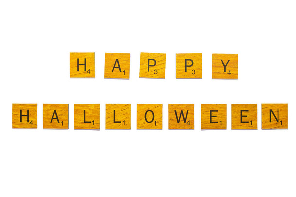 Halloween-Wort auf Holzstruktur isoliert auf weißem Hintergrund mit Clipping-Pfad - Foto, Bild