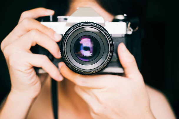 Fechar o homem tirando fotos com uma velha câmera de filme vintage
 - Foto, Imagem