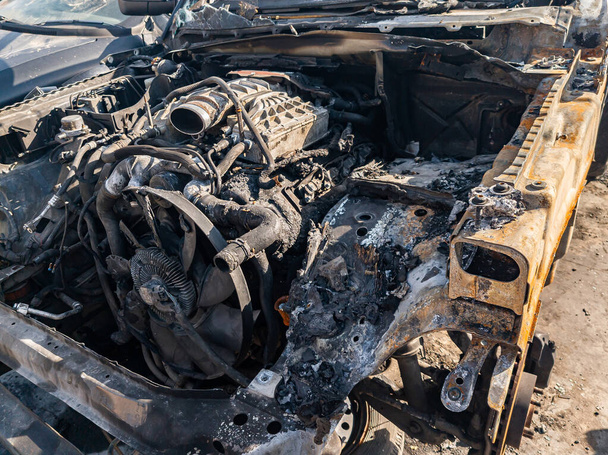 spalony silnik samochodowy ze śrubą napędową po pożarze lub wypadku w - Zdjęcie, obraz