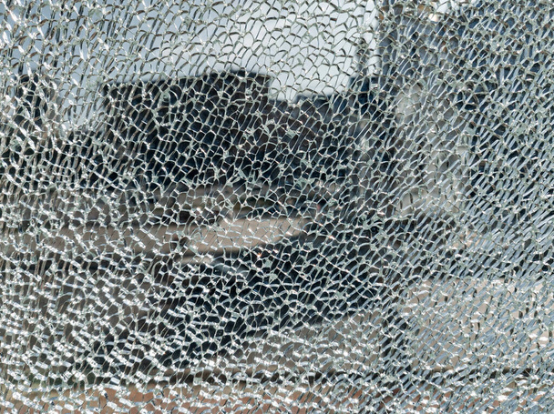 Розбитий скляний фон з веб-візерунком з містом в
  - Фото, зображення