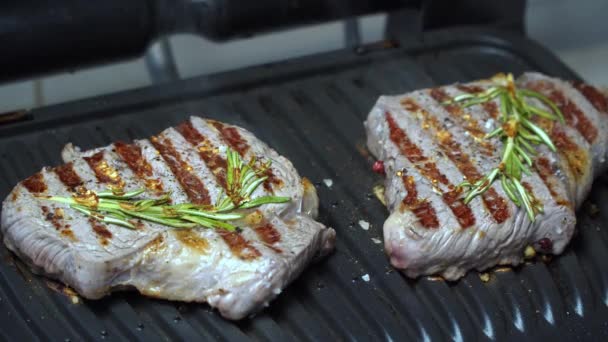 grillowany stek wołowy z przyprawami - Materiał filmowy, wideo