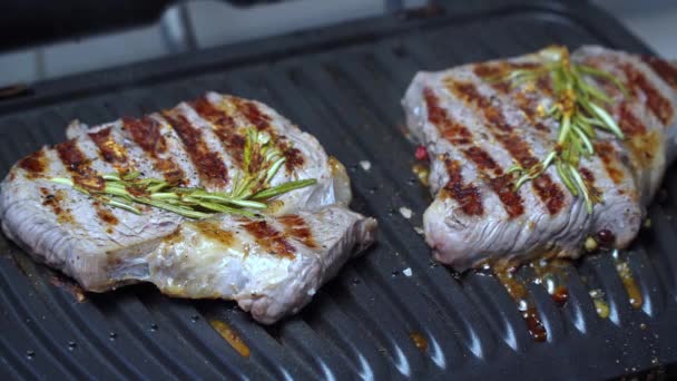 steak de bœuf grillé avec assaisonnements
 - Séquence, vidéo