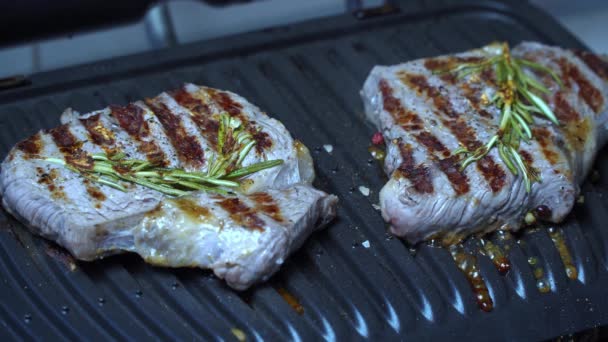 ψητό μοσχαρίσιο κρέας με καρυκεύματα - Πλάνα, βίντεο
