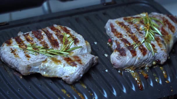 調味料付きの焼き牛ステーキ - 映像、動画