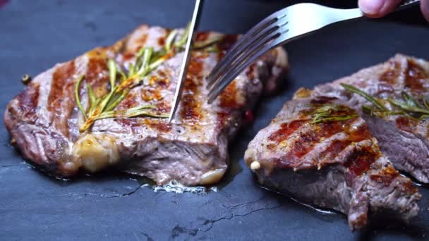 steak de bœuf cuit moyen coupé avec un couteau
 - Séquence, vidéo