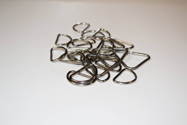 medio anillo de metal para hacer bolsas de fondo
 - Foto, imagen