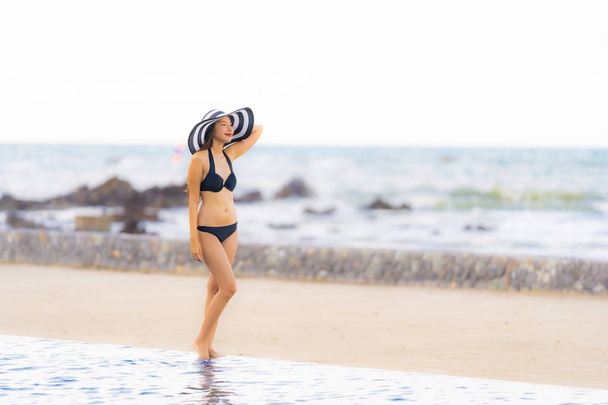 Portret piękny młody Asian kobieta nosić bikini wokół pływanie - Zdjęcie, obraz