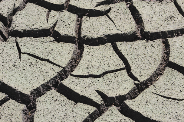 száraz repedt agyag mocsárban - Fotó, kép