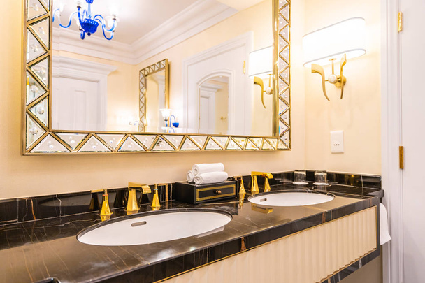 hermoso grifo de lujo y decoración del fregadero en el baño
 - Foto, imagen