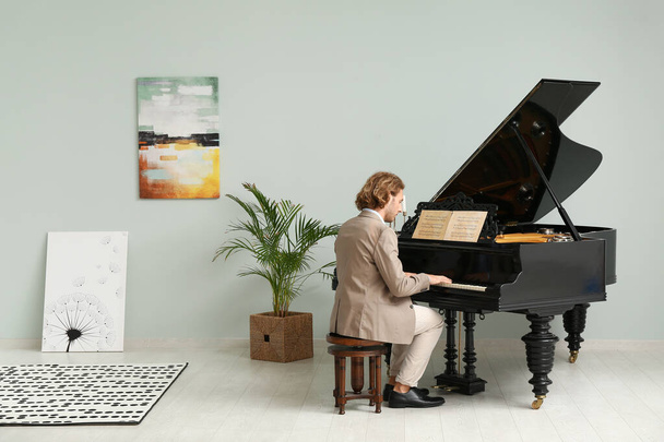 自宅でグランドピアノを演奏男 - 写真・画像