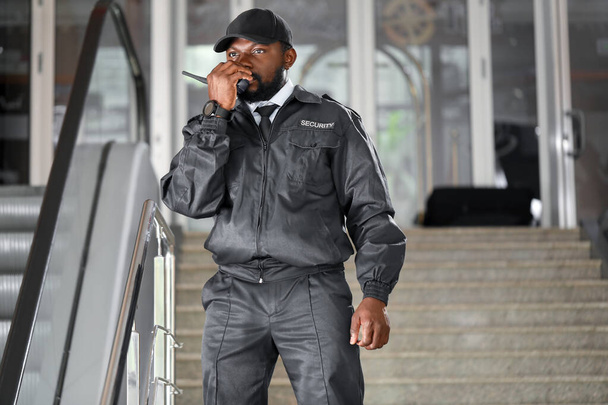 Gardien de sécurité afro-américain travaillant dans le bâtiment
 - Photo, image