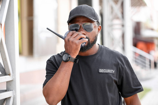 Guardia de seguridad afroamericano al aire libre
 - Foto, imagen