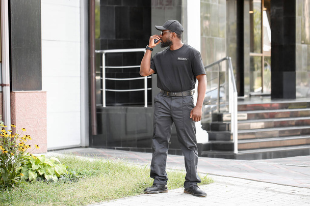 Guardia di sicurezza afroamericana all'aperto
 - Foto, immagini