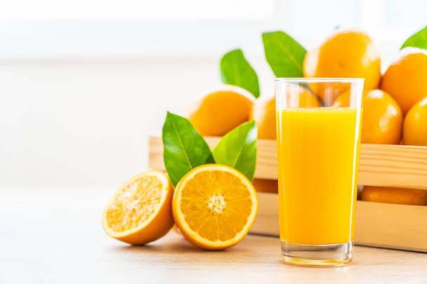 frischer Orangensaft zum Trinken im Flaschenglas - Foto, Bild