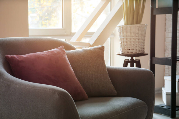 Belső tér elegáns modern nappali kényelmes fotellel - Fotó, kép