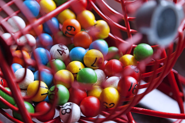 loterijní hry s různými barevnými kuličkami s čísly - Fotografie, Obrázek