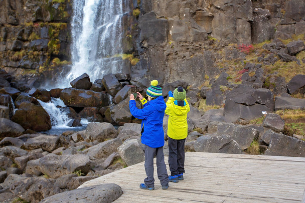 Two children, enjoying a sunny day in Thingvellir National Park  - Foto, afbeelding