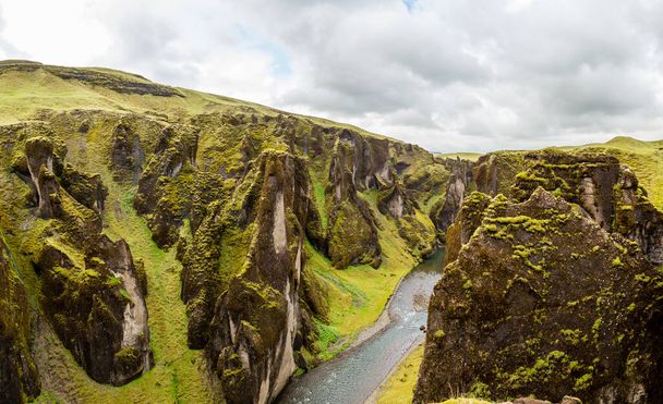 Fjadrargljufur kaňon strmé útesy a vody řeky Fjadra pa - Fotografie, Obrázek