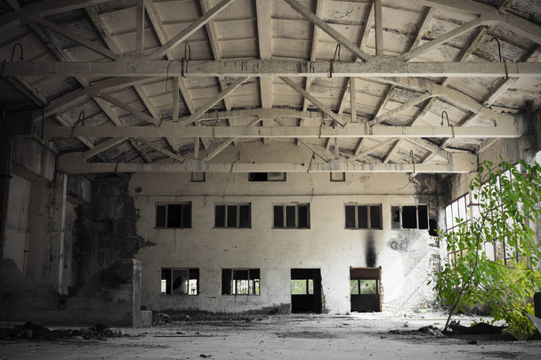 Elhagyott épület belseje. Részben tönkrement raktár épület a posztszovjet korszakból - Fotó, kép