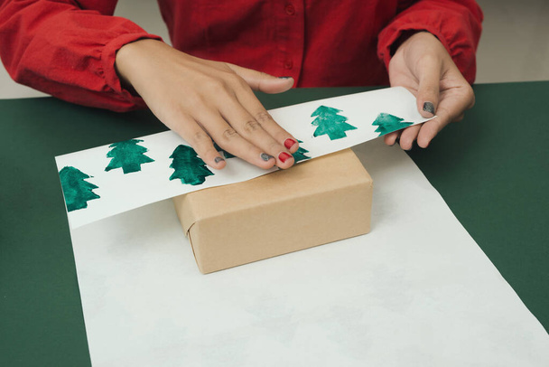 Cadeaux de Noël et boîtes pour l'emballage. Décoration de Noël, papier d'emballage, branches d'arbre
. - Photo, image