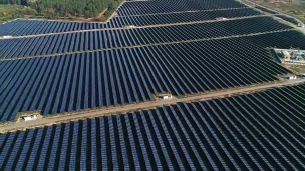 Légi felvétel. Repülés a napelem farm felett. Megújuló környezetbarát alternatív energia - Felvétel, videó
