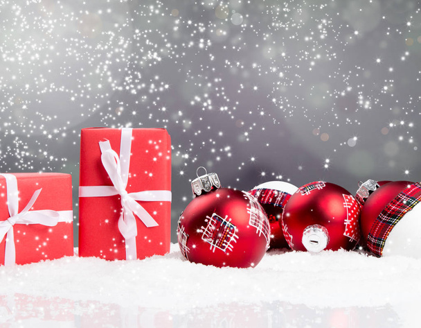 Bolas vermelhas de Natal na neve com fundo borrão e espaço livre para texto. Decoração de celebração. Conceito de férias
. - Foto, Imagem