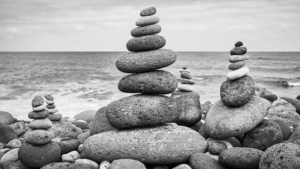 stenen stapel op een strand. - Foto, afbeelding