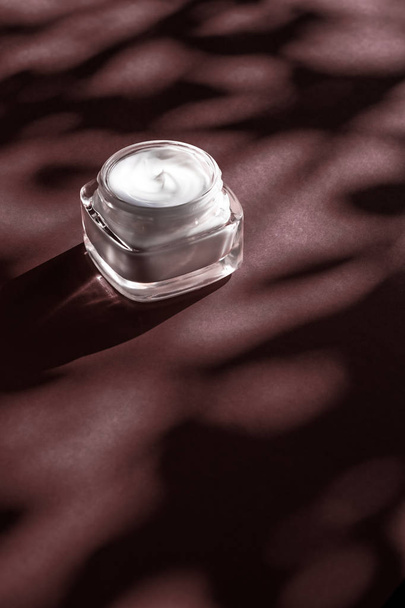 Zvlhčující krém na kosmetika pro citlivé pleti, luxusní lázně - Fotografie, Obrázek