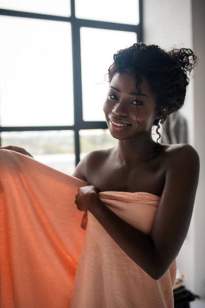 Женщина улыбается, чувствуя себя энергичной после ванны
 - Фото, изображение