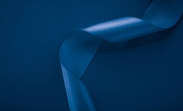 Абстрактная шелковая лента на синем фоне, эксклюзивная роскошь
  - Фото, изображение
