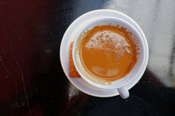 白い磁器のカップトップビューの伝統的なギリシャのコーヒー - 写真・画像