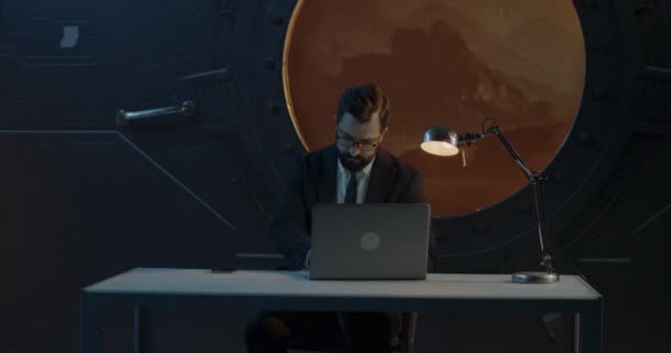 Zakenman werkt in Martiaans kantoor - Video