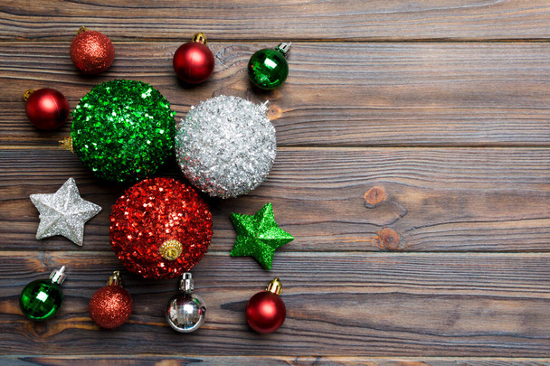 Creatieve set nieuwjaarskerstballen en decoraties op houten ondergrond. Bovenaanzicht van het kerstconcept. Kopieerruimte - Foto, afbeelding