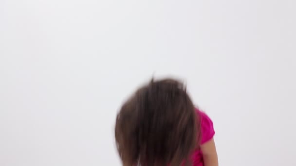 powolny ruch młodej dziewczyny, podrzucając jej włosy - Materiał filmowy, wideo