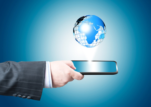 Бизнесмен держит планшетный экран ПК с голубым глобусом интернета
 - Фото, изображение
