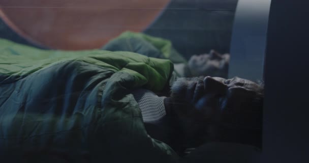 Astronautas durmiendo en cápsulas de vidrio
 - Metraje, vídeo