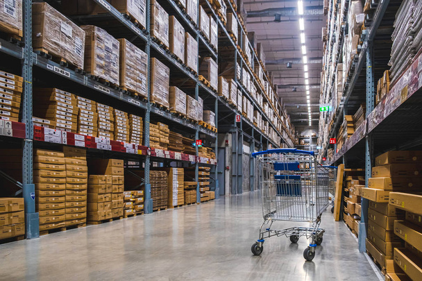  A cart in warehouse aisle in an IKEA store - Φωτογραφία, εικόνα