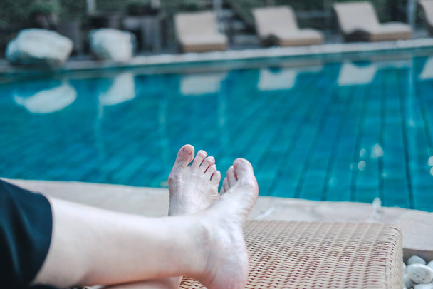 yüzme havuzu yanında dinlenmek kadın ayaklar.  - Fotoğraf, Görsel
