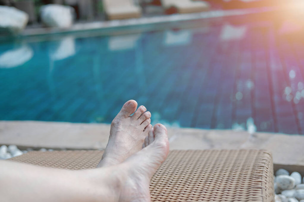 γυναίκα πόδια ξεκούραση δίπλα στην πισίνα.  - Φωτογραφία, εικόνα