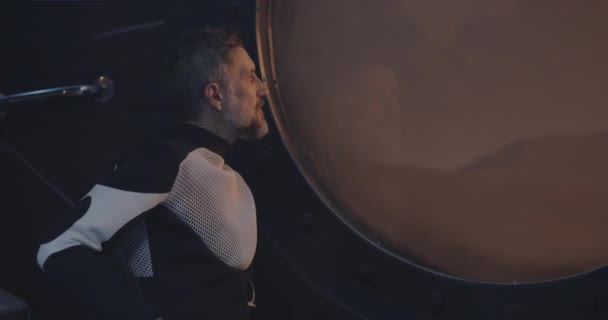 Astronaut kijkt uit het raam van Mars basis - Video